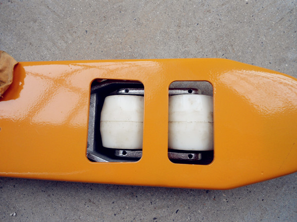 叉車產(chǎn)品細(xì)節(jié)處實(shí)拍-河北東圣吊索具制造有限公司-石材夾具_(dá)小型攪拌機(jī)_手動叉車_液壓堆高車