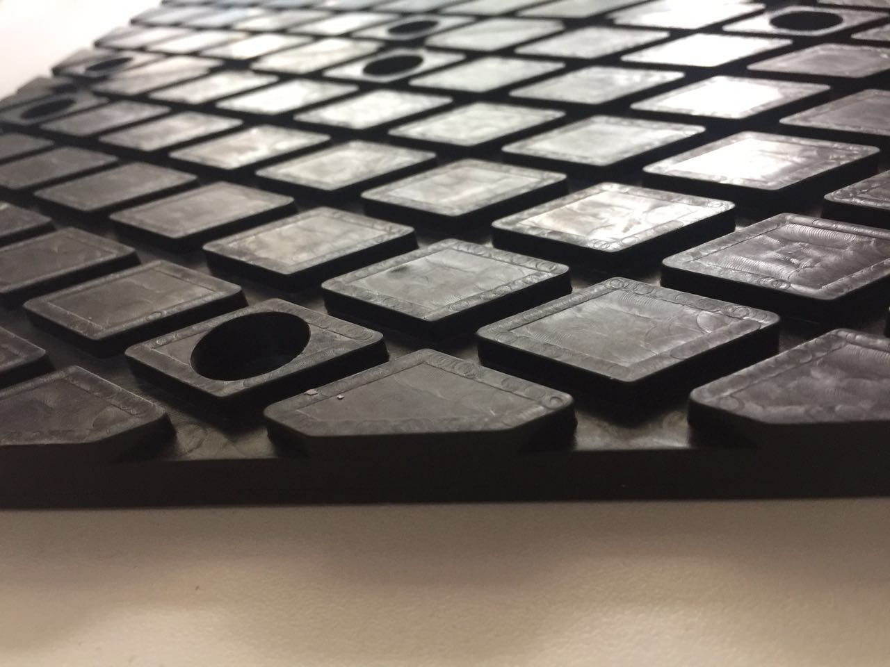 石材吊夾具配備橡膠夾皮實物拍攝側(cè)面顯示夾皮厚度--河北東圣吊索具制造有限公司--小型攪拌機|石材夾具|液壓堆高車|手動叉車 石材吊夾具配備橡膠夾皮實物拍攝側(cè)面顯示夾皮厚度--河北東圣吊索具制造有限公司--小型攪拌機|石材夾具|液壓堆高車|手動叉車