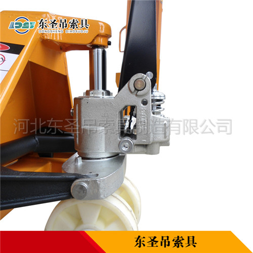 5t手動(dòng)叉車核心部件液壓缸作業(yè)整機(jī)細(xì)節(jié)展示圖--河北東圣吊索具制造有限公司--小型攪拌機(jī)|石材夾具|液壓堆高車|手動(dòng)叉車 5t手動(dòng)叉車核心部件液壓缸作業(yè)整機(jī)細(xì)節(jié)展示圖--河北東圣吊索具制造有限公司--小型攪拌機(jī)|石材夾具|液壓堆高車|手動(dòng)叉車