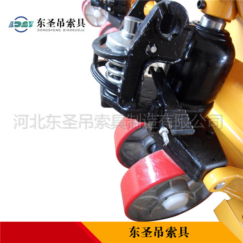 5t手動叉車液壓缸細(xì)節(jié)展示圖--河北東圣吊索具制造有限公司--小型攪拌機(jī)|石材夾具|液壓堆高車|手動叉車 5t手動叉車液壓缸細(xì)節(jié)展示圖--河北東圣吊索具制造有限公司--小型攪拌機(jī)|石材夾具|液壓堆高車|手動叉車