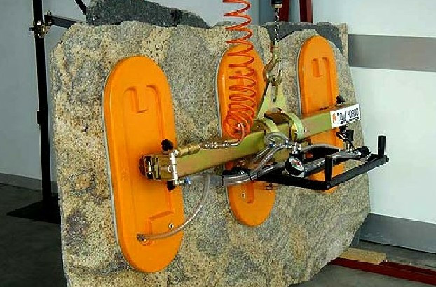 石材吊裝夾具使用現(xiàn)場作業(yè)拍攝--河北東圣吊索具制造有限公司--小型攪拌機(jī)|石材夾具|液壓堆高車|手動(dòng)叉車