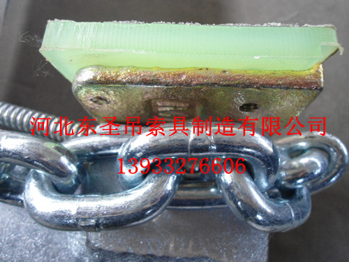 吊石材用的夾子夾皮位置特寫？--河北東圣吊索具制造有限公司--石材夾具|液壓堆高車|手動(dòng)叉車|小型攪拌機(jī)