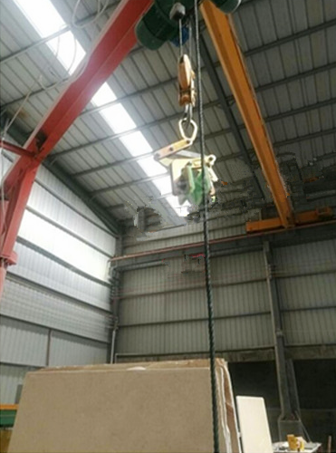 大板夾與卷揚機配合使用吊裝板材原料--河北東圣吊索具制造有限公司