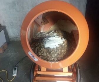 室內(nèi)裝修小型攪拌機(jī)作業(yè)現(xiàn)場 室內(nèi)裝修小型攪拌機(jī)作業(yè)現(xiàn)場