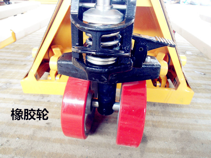 手搖液壓式叉車(chē)橡膠行走輪--河北東圣吊索具制造有限公司--手動(dòng)叉車(chē)|液壓堆高車(chē)|石材夾具|小型攪拌機(jī) 手搖液壓式叉車(chē)橡膠行走輪--河北東圣吊索具制造有限公司--手動(dòng)叉車(chē)|液壓堆高車(chē)|石材夾具|小型攪拌機(jī)